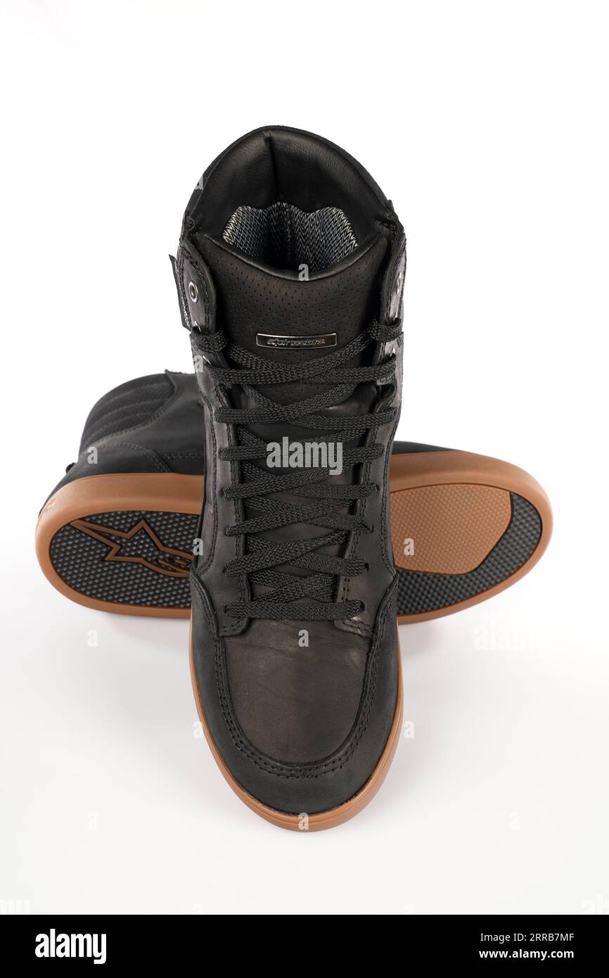 Scarpe impermeabili Alpinestars J-6 in tela nera/gomma isolate su bianco. Fotografia scattata il 4 settembre 2023 in Spagna. Foto Stock