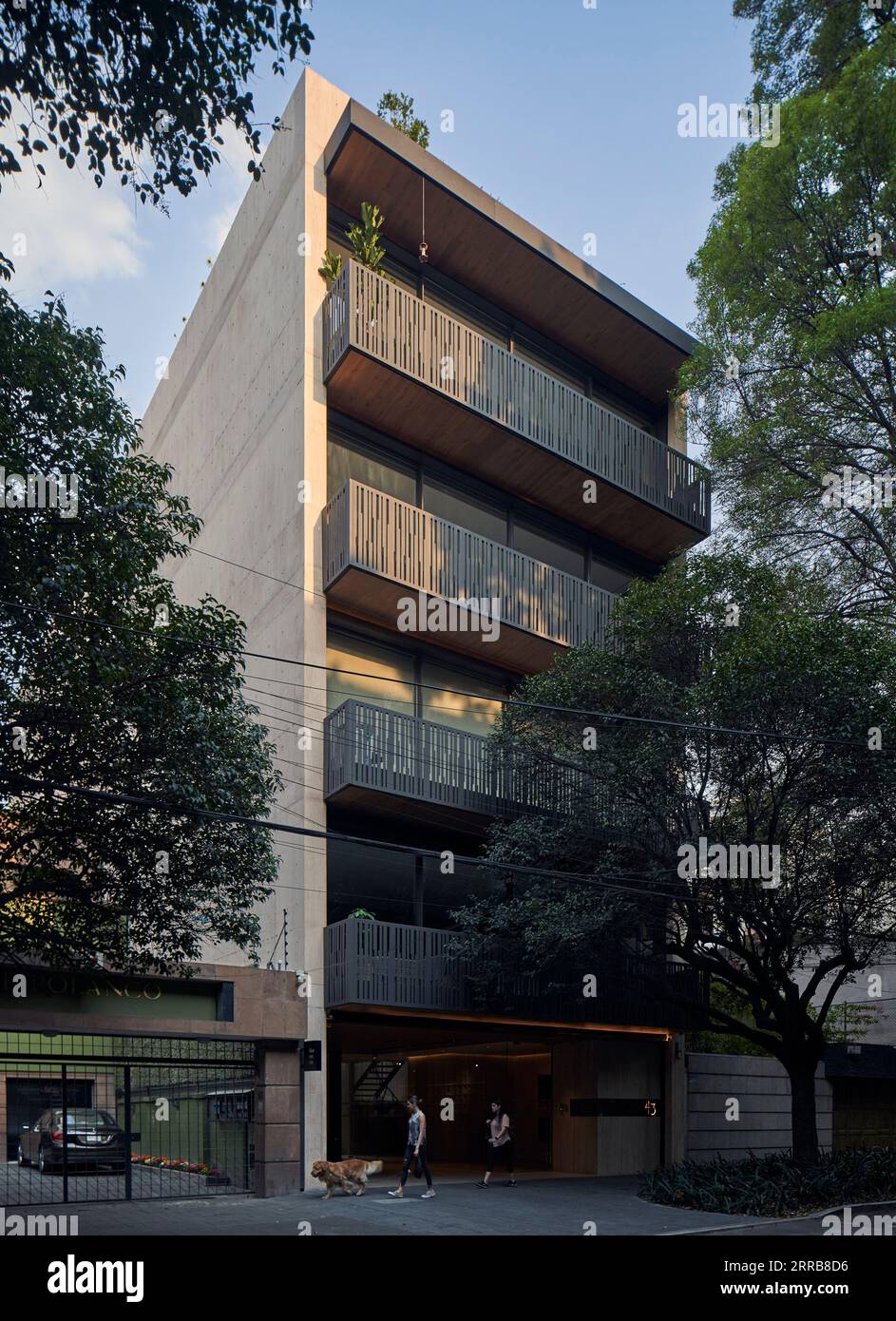 Vista sulla strada. Edificio Temístocles, città del Messico, Messico. Architetto: Gantous Architects , 2022. Foto Stock