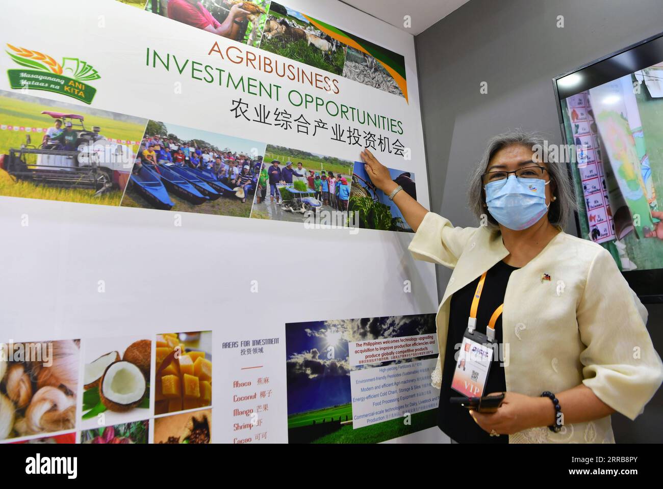 210908 -- XIAMEN, 8 settembre 2021 -- Agriculture Counsellor Ana GM B. Abejuela dell'Ambasciata delle Filippine in Cina introduce l'ambiente degli investimenti nelle Filippine durante la 21a Fiera internazionale cinese per gli investimenti e il commercio CIFIT a Xiamen, provincia del Fujian nel sud-est della Cina, 8 settembre 2021. Il 21° CIFIT è stato lanciato mercoledì a Xiamen City. Con una superficie di oltre 100.000 metri quadrati e con severe misure antiepidemiche in atto, l'evento di quattro giorni attirerà più di 50.000 uomini d'affari e oltre 5.000 aziende provenienti da quasi 100 paesi e regioni sia online che offline. CH Foto Stock