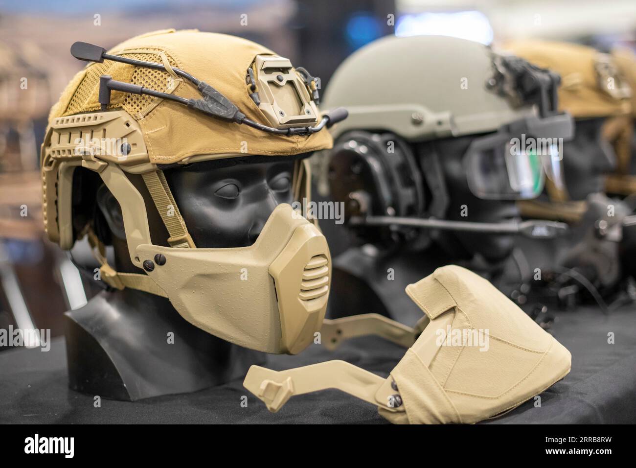 Novi, Michigan - gli appaltatori militari disiplay Weapons for the U.S. Army at the Ground Vehicle Systems Engineering & Technology Symposium (GVSETS). GE Foto Stock