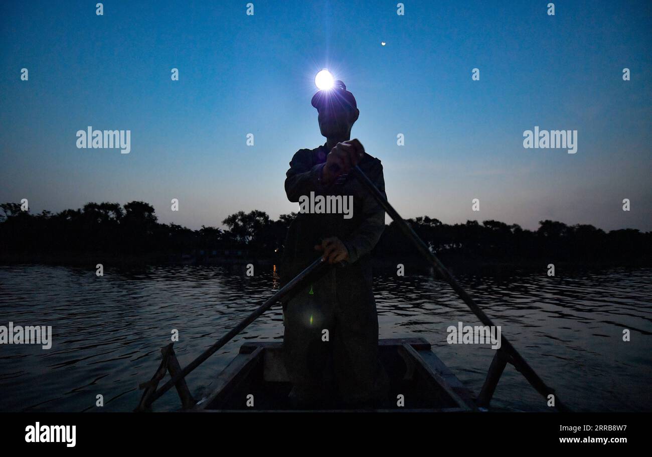 210908 -- TIANJIN, 8 settembre 2021 -- Un abitante del villaggio va a pescare sul fiume Chaobai per preparare gli ingredienti per l'attività agritenica nel villaggio Xiaoxinmatou del distretto di Baodi a Tianjin, Cina settentrionale, 3 settembre 2021. Li Chao è un post-90 nato nel villaggio di Xiaoxinmatou nel distretto di Baodi. Situato vicino al fiume Chaobai, il villaggio era usato per assistere a un deflusso di giovani, mentre gli abitanti del villaggio si guadagnavano da vivere con la pesca tradizionale e l'agricoltura a basso reddito. Come i suoi giovani compagni, li scelse di essere un lavoratore migrante in città per un reddito più alto. Cameriere, chef, operaio della catena di montaggio, guardia di sicurezza e venditore... Foto Stock 210908 -- TIANJIN, 8 settembre 2021 -- Un abitante del villaggio va a pescare sul fiume Chaobai per preparare gli ingredienti per l'attività agritenica nel villaggio Xiaoxinmatou del distretto di Baodi a Tianjin, Cina settentrionale, 3 settembre 2021. Li Chao è un post-90 nato nel villaggio di Xiaoxinmatou nel distretto di Baodi. Situato vicino al fiume Chaobai, il villaggio era usato per assistere a un deflusso di giovani, mentre gli abitanti del villaggio si guadagnavano da vivere con la pesca tradizionale e l'agricoltura a basso reddito. Come i suoi giovani compagni, li scelse di essere un lavoratore migrante in città per un reddito più alto. Cameriere, chef, operaio della catena di montaggio, guardia di sicurezza e venditore... Foto Stock
