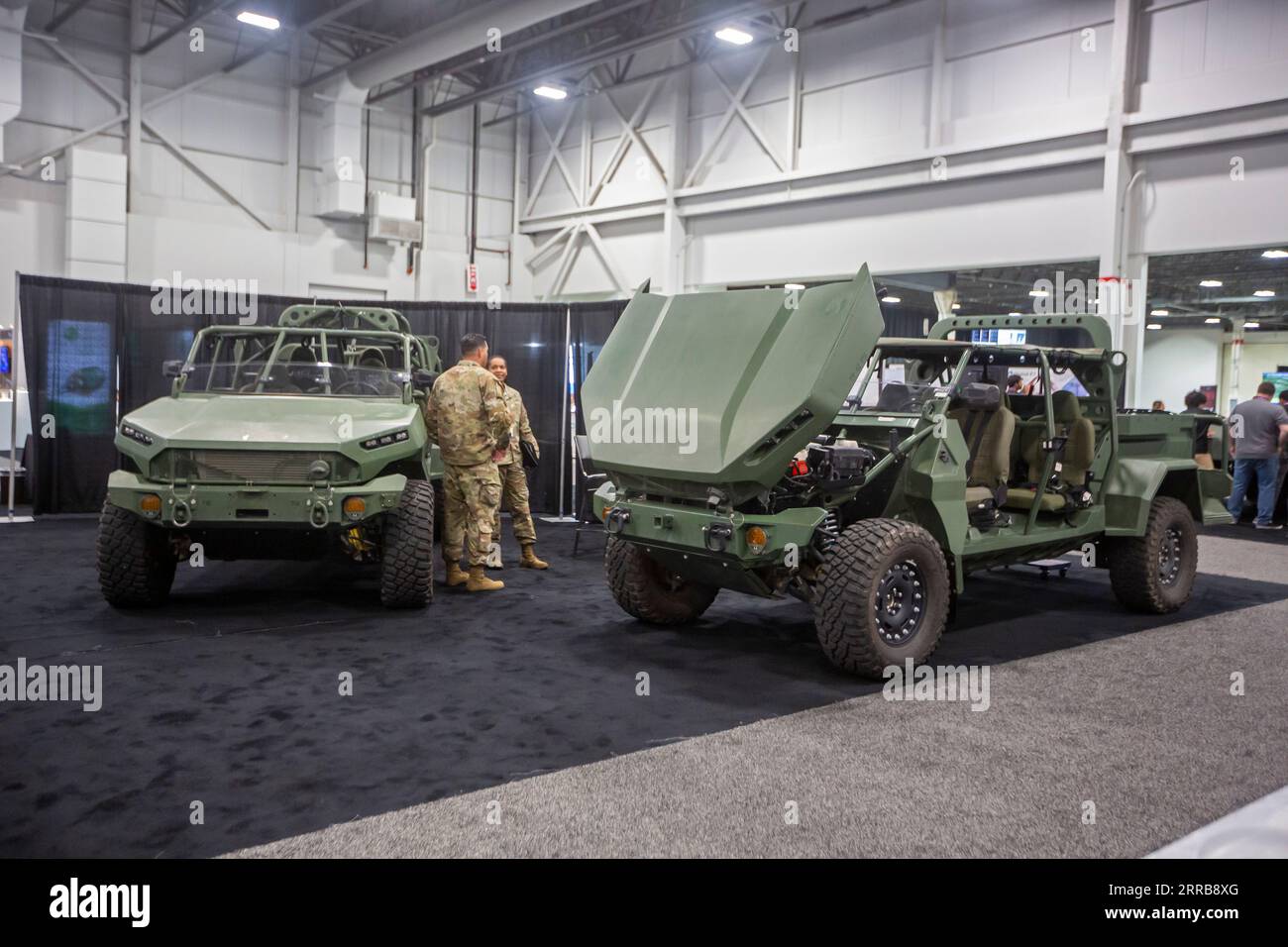 Novi, Michigan - gli appaltatori militari disiplay Weapons for the U.S. Army at the Ground Vehicle Systems Engineering & Technology Symposium (GVSETS). GE Foto Stock