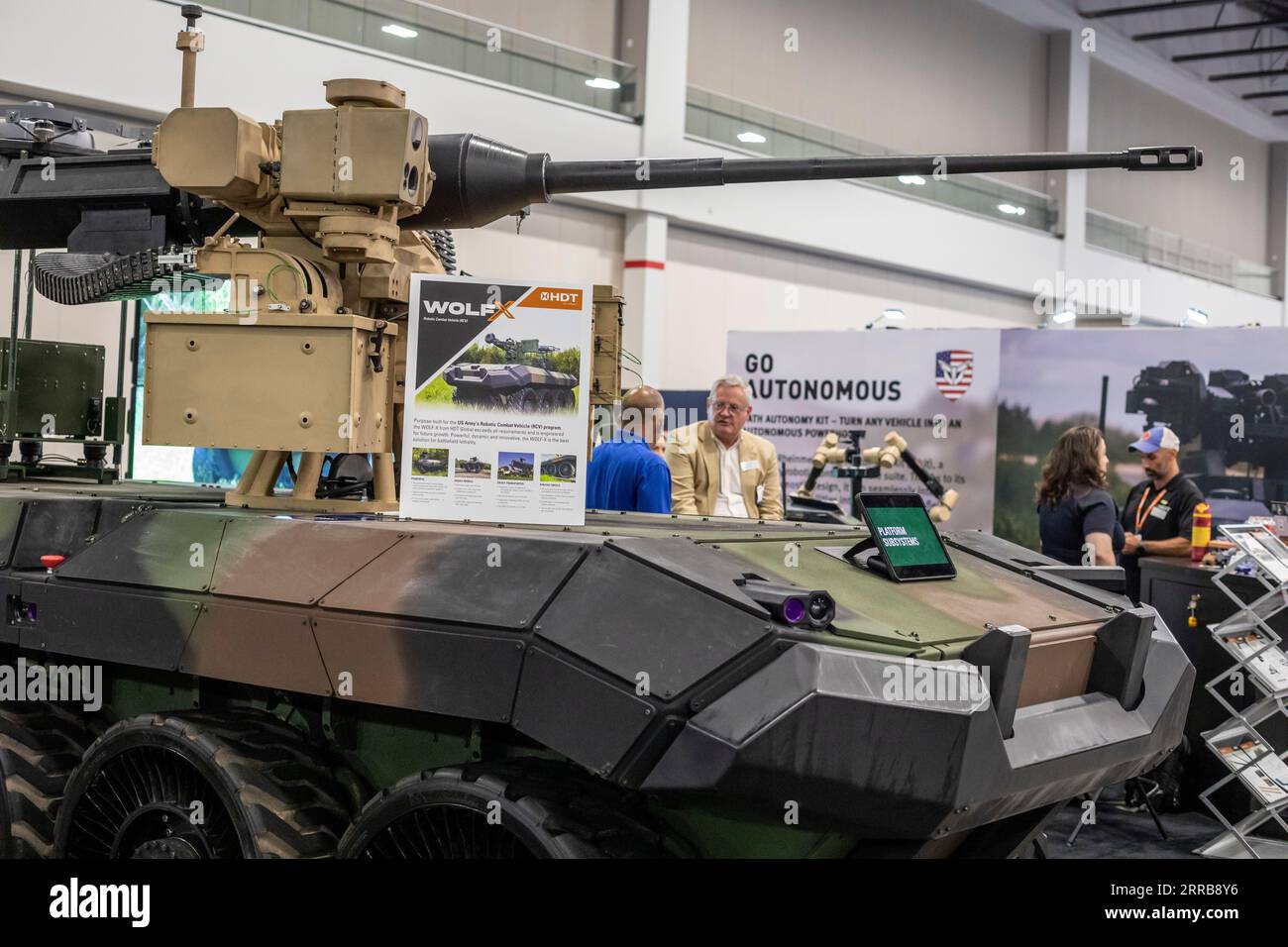 Novi, Michigan - gli appaltatori militari disiplay Weapons for the U.S. Army at the Ground Vehicle Systems Engineering & Technology Symposium (GVSETS). HD Foto Stock