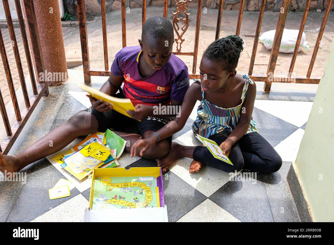 210908 -- SEGUKU UGANDA, 8 settembre 2021 -- i bambini organizzano i loro libri di storia a casa a Seguku, distretto di Wakiso, Uganda, l'8 settembre 2021. La giornata internazionale dell'alfabetizzazione dichiarata dall'UNESCO si celebra ogni anno l'8 settembre. A causa della pandemia di COVID-19 che ha portato alla chiusura delle scuole in Uganda, i bambini devono onorare la giornata a casa durante la scuola a casa di quest'anno. Foto di Hajarah Nalwadda/Xinhua UGANDA-SEGUKU-GIORNATA INTERNAZIONALE DELL'ALFABETIZZAZIONE ZhangxGaiping PUBLICATIONxNOTxINxCHN Foto Stock
