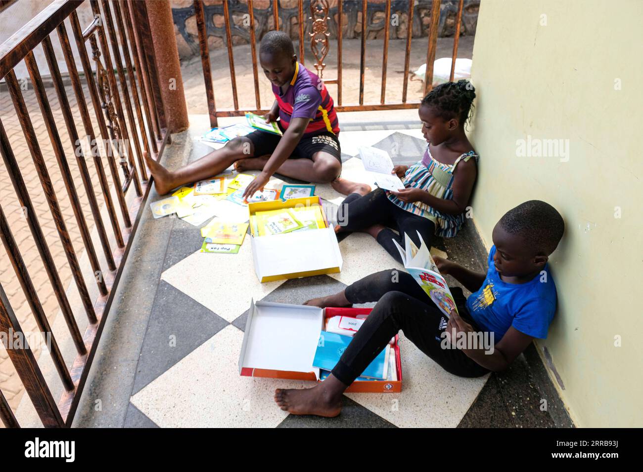 210908 -- SEGUKU UGANDA, 8 settembre 2021 -- i bambini leggono libri di storia a casa a Seguku, distretto di Wakiso, Uganda, l'8 settembre 2021. La giornata internazionale dell'alfabetizzazione dichiarata dall'UNESCO si celebra ogni anno l'8 settembre. A causa della pandemia di COVID-19 che ha portato alla chiusura delle scuole in Uganda, i bambini devono onorare la giornata a casa durante la scuola a casa di quest'anno. Foto di Hajarah Nalwadda/Xinhua UGANDA-SEGUKU-GIORNATA INTERNAZIONALE DELL'ALFABETIZZAZIONE ZhangxGaiping PUBLICATIONxNOTxINxCHN Foto Stock