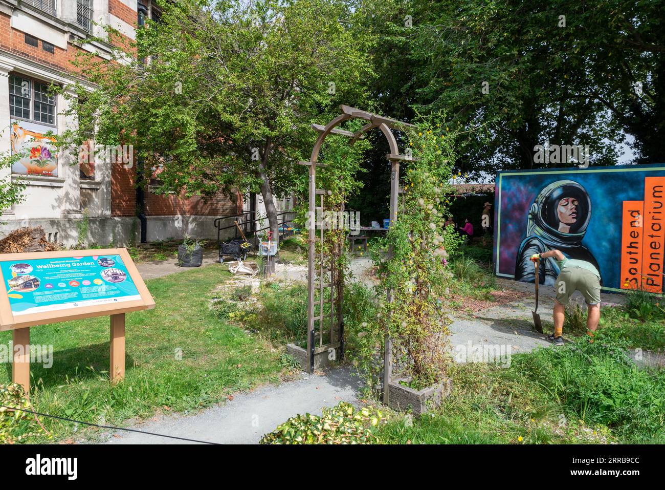 Parte dell'evento di arte dei graffiti Southend City Jam intorno a Southend on Sea, Essex, Regno Unito. Wellbeing Garden by Southend Central Museum & Planetarium Foto Stock