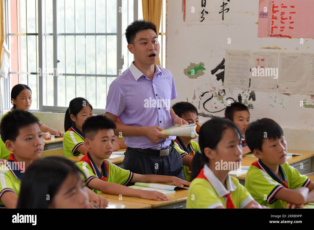 210910 -- NANCHANG, 10 settembre 2021 -- Zhu Senlin insegna una lezione alla scuola elementare Longxi a Xianxia Township della contea di Yudu, provincia di Jiangxi della Cina orientale, 31 agosto 2021. Ispirato dal suo insegnante Fang Lichang, Zhu Senlin tornò alla scuola elementare di Longxi, la sua alma mater, nel 2014 e da allora lavorò come insegnante. La Cina prevede di reclutare 84.330 laureati come insegnanti nelle scuole primarie e medie rurali nel 2021 per promuovere la vitalizzazione rurale. Il reclutamento è destinato principalmente alle aree un tempo impoverite e a quelle abitate da minoranze etniche per consolidare i risultati della riduzione della povertà, accordi Foto Stock