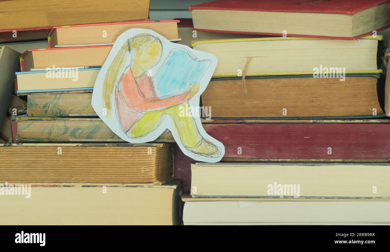 istruzione, apprendimento, concetto di conoscenza di ritorno a scuola, libri su uno scaffale con il disegno di una ragazza che legge un libro. Disegno fittizio. Foto Stock