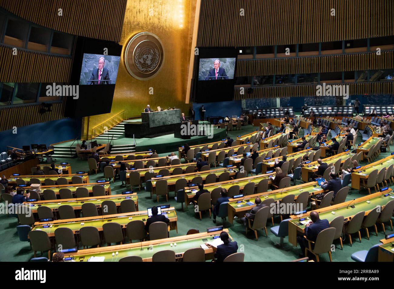 210910 -- NAZIONI UNITE, 10 settembre 2021 -- il Segretario generale delle Nazioni Unite Antonio Guterres, sul podio e sugli schermi, presenta all'Assemblea generale le sue raccomandazioni per far avanzare l'agenda comune e rispondere alle sfide attuali e future durante un incontro presso la sede delle Nazioni Unite a New York, il 10 settembre 2021. Venerdì Guterres ha lanciato la nostra agenda comune, una nuova relazione di riferimento, che illustra la sua visione per il futuro della cooperazione globale e introduce l'era delle Nazioni Unite 2,0 caratterizzata dal multilateralismo con i denti. /Handout via Xinhua SEGRETARIO GENERALE delle Nazioni Unite-LA NOSTRA AGENDA COMUNE-LANCIARE EskinderxDeb Foto Stock