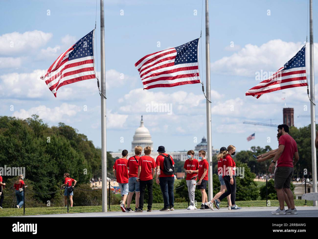 210911 -- WASHINGTON, 11 settembre 2021 -- le bandiere nazionali degli Stati Uniti sventolano a mezz'asta al Washington Monument per commemorare il ventesimo anniversario degli attacchi del 9/11 a Washington, D.C., negli Stati Uniti, l'11 settembre 2021. U.S.-WASHINGTON, D.C.-9/11ATTACKS-20TH ANNIVERSARY LIUXJIE PUBLICATIONXNOTXINXCHN Foto Stock