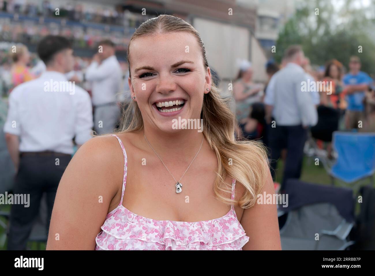 Ritratto sincero di una bella donna in abiti alla moda si gode il Ladies Day alle gare di Beverley, Regno Unito. Foto Stock