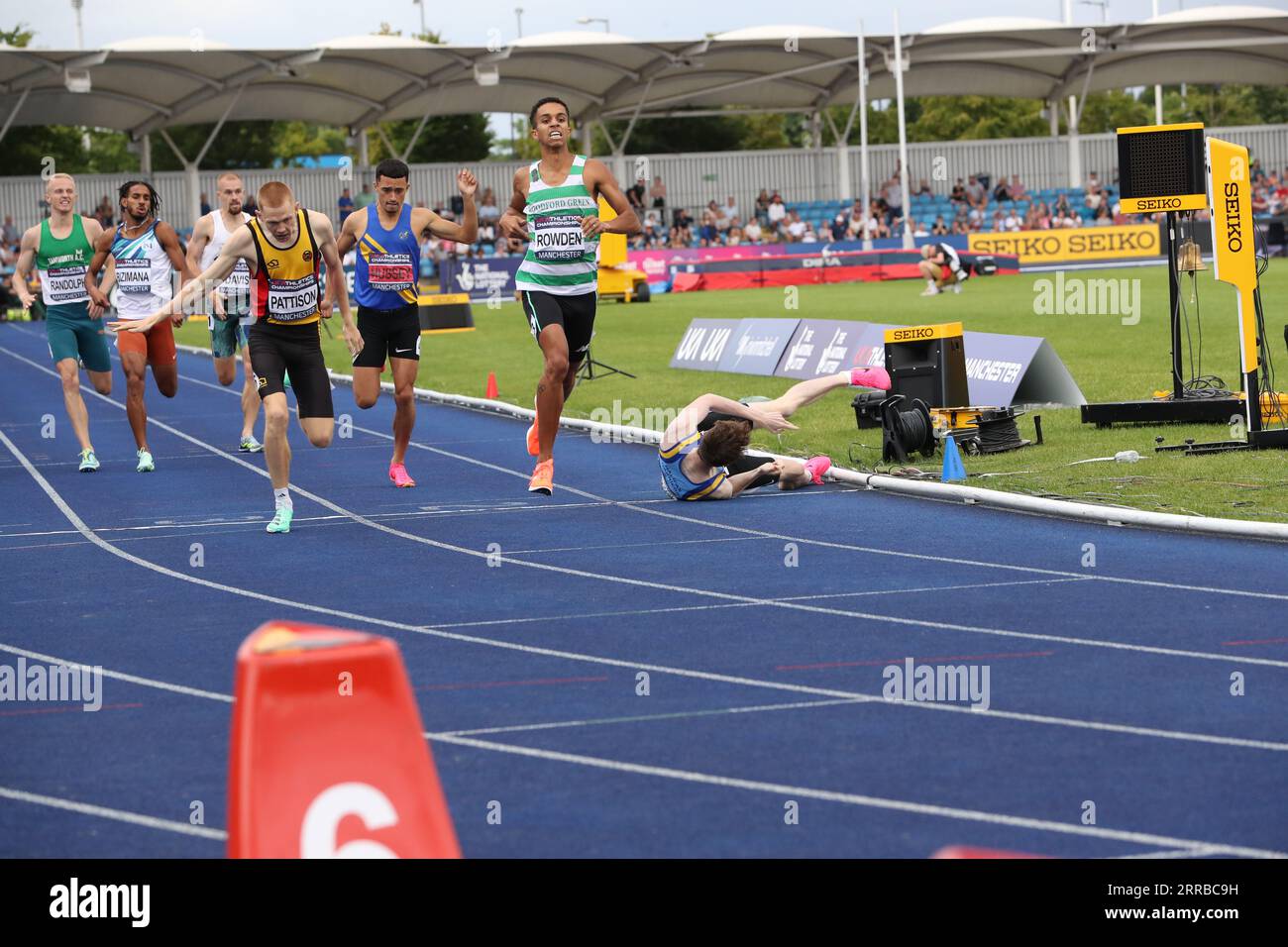 Daniel Rowden vince la finale dei 800 m da Ben Pattison al Campionato britannico di atletica leggera 2023 con Max Burgin che cade vicino al traguardo Foto Stock