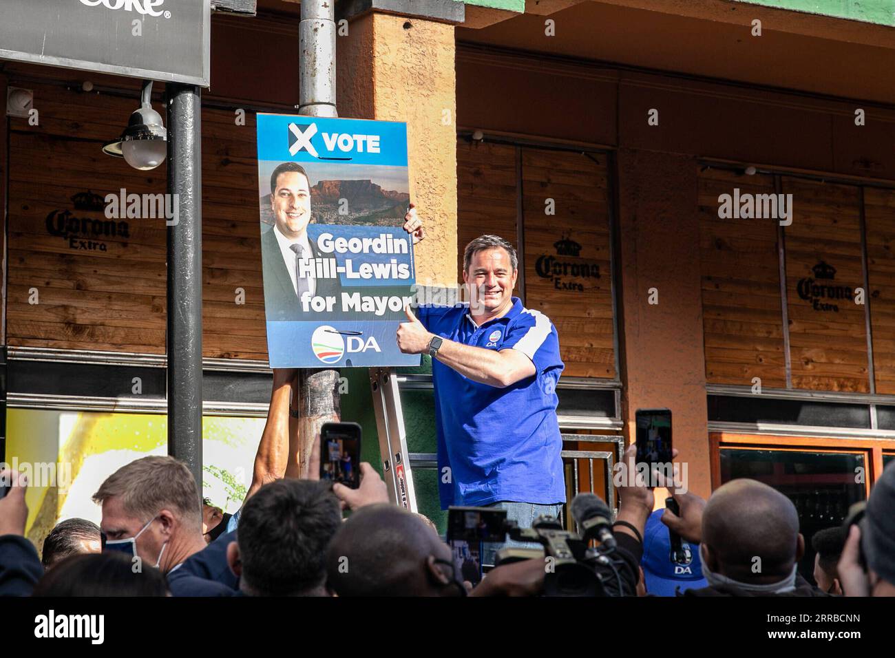 210915 -- CITTÀ DEL CAPO, 15 settembre 2021 -- il leader federale dell'Alleanza Democratica del Sud Africa, il da John Steenhuisen, posa per una foto con un poster elettorale di da durante un raduno di partito a città del Capo, capitale legislativa del Sudafrica, il 14 settembre 2021. I membri del da, il secondo partito più grande in Sudafrica, martedì mattina si sono riuniti a città del Capo, assistendo alla presentazione del poster elettorale del da per la città. Il Sudafrica è destinato a tenere le elezioni amministrative locali, o le elezioni municipali il 1 novembre. SUDAFRICA-CITTÀ DEL CAPO-ELEZIONI COMUNALI-CAMPAGNA DI PARTITO LYUXTIANRAN PUBLICATIONXNOTXINXC Foto Stock