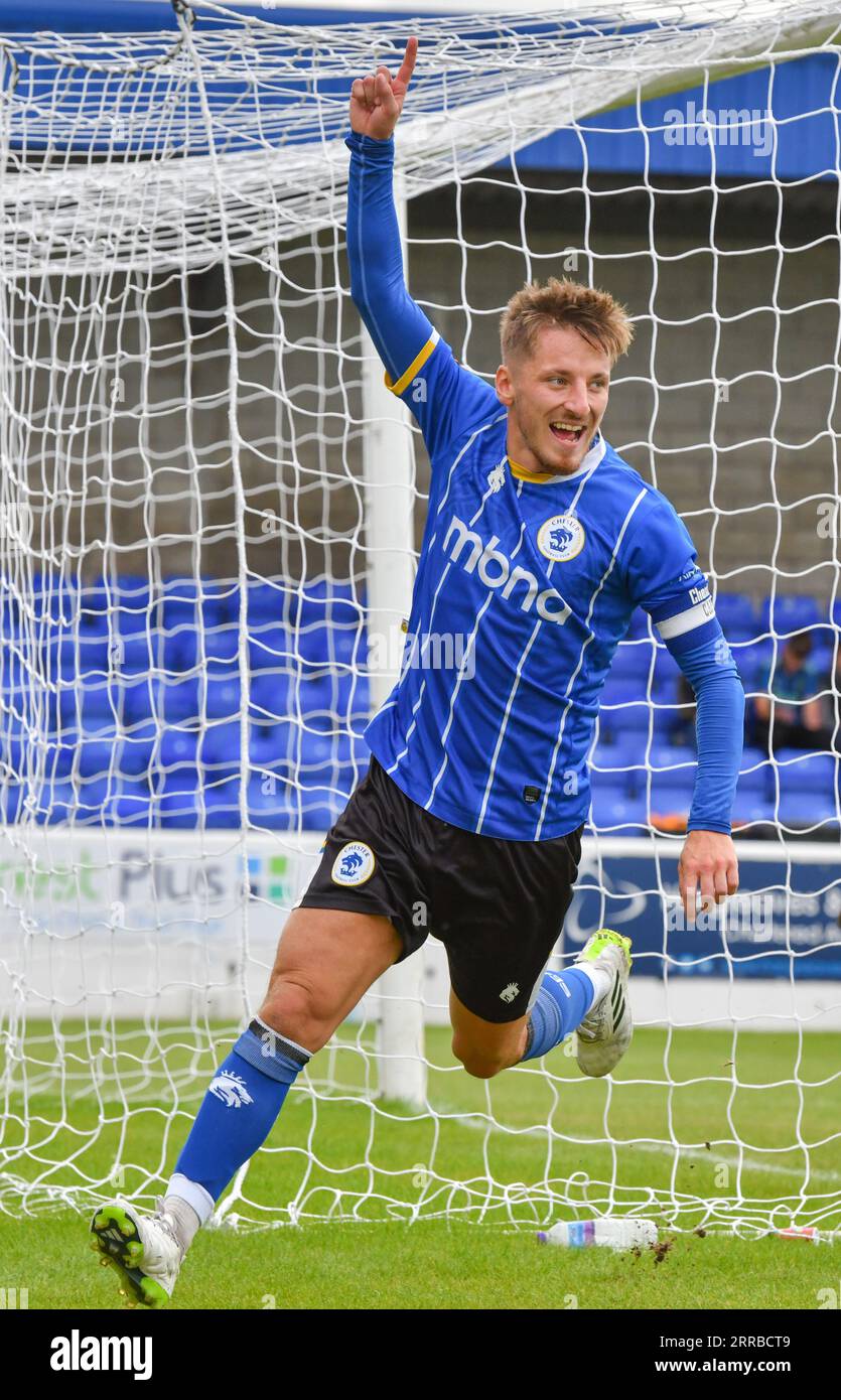 Chester, Cheshire, Inghilterra, 28 agosto 2023. George Glendon di Chester celebra il gol della partita durante il Chester Football Club V Farsley Celtic Football Club nella Vanarama National League North al Deva Stadium. (Immagine di credito: ©Cody Froggatt/Alamy Live News) Foto Stock