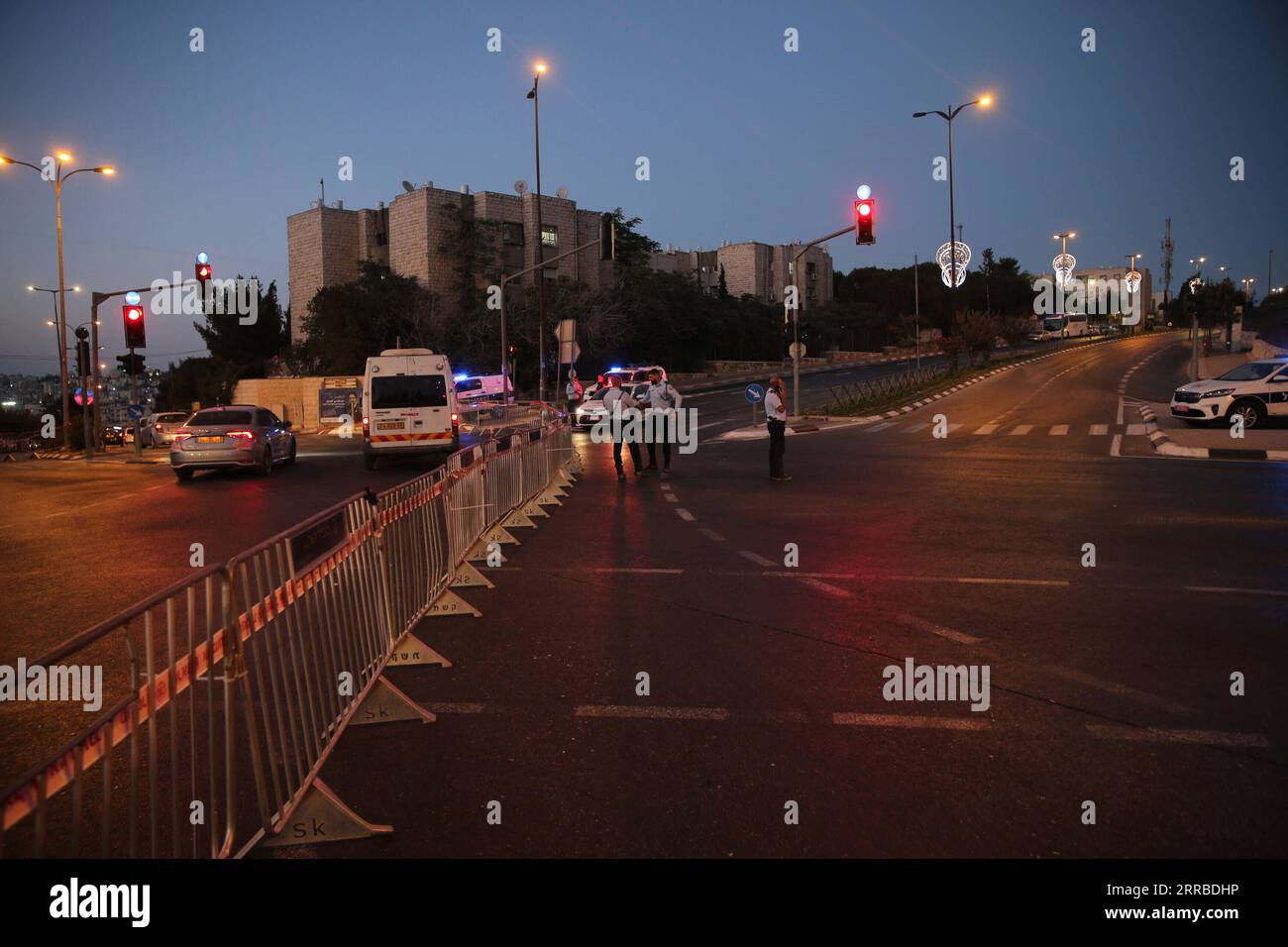 210915 -- GERUSALEMME, 15 settembre 2021 -- Una strada è vista bloccata a Gerusalemme, il 15 settembre 2021. Lo Yom Kippur, il giorno ebraico dell'Espiazione e il giorno più sacro del calendario ebraico, è dal tramonto del 15 settembre al tramonto del 16 settembre di quest'anno. Foto di /Xinhua MIDEAST-JERUSALEM-YOM KIPPUR-ROADBLOCKS MuammarxAwad PUBLICATIONxNOTxINxCHN Foto Stock