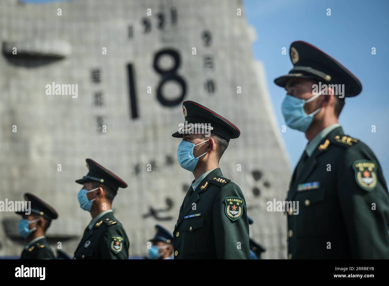 210918 -- SHENYANG, 18 settembre 2021 -- Una cerimonia di campana che segna il 90° anniversario dell'incidente del 18 settembre si tiene presso il Museo di storia dell'incidente del 18 settembre a Shenyang, capitale della provincia di Liaoning della Cina nord-orientale, 18 settembre 2021. Suonarono delle sirene e un'enorme campana fu abbattuta a Shenyang sabato in commemorazione dell'incidente del 18 settembre 90 che segnò l'inizio dell'invasione giapponese della Cina, durata 14 anni. CHINA-SHENYANG-18 SETTEMBRE COMMEMORAZIONE DELL'INCIDENTE CN PANXYULONG PUBLICATIONXNOTXINXCHN Foto Stock