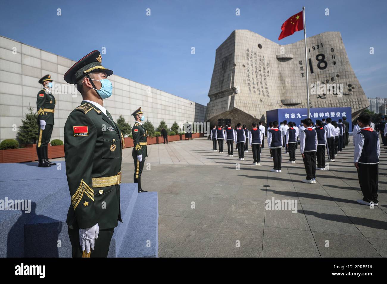 210918 -- SHENYANG, 18 settembre 2021 -- Una cerimonia di campana che segna il 90° anniversario dell'incidente del 18 settembre si tiene presso il Museo di storia dell'incidente del 18 settembre a Shenyang, capitale della provincia di Liaoning della Cina nord-orientale, 18 settembre 2021. Suonarono delle sirene e un'enorme campana fu abbattuta a Shenyang sabato in commemorazione dell'incidente del 18 settembre 90 che segnò l'inizio dell'invasione giapponese della Cina, durata 14 anni. CHINA-SHENYANG-18 SETTEMBRE COMMEMORAZIONE DELL'INCIDENTE CN PANXYULONG PUBLICATIONXNOTXINXCHN Foto Stock