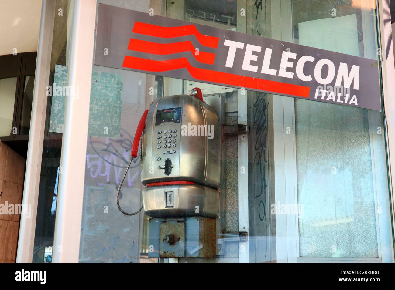 Italia – 7 settembre 2023: Cabina telefonica pubblica, gestita da TIM S.p.A. (ex Telecom Italia S.p.A.) Foto Stock