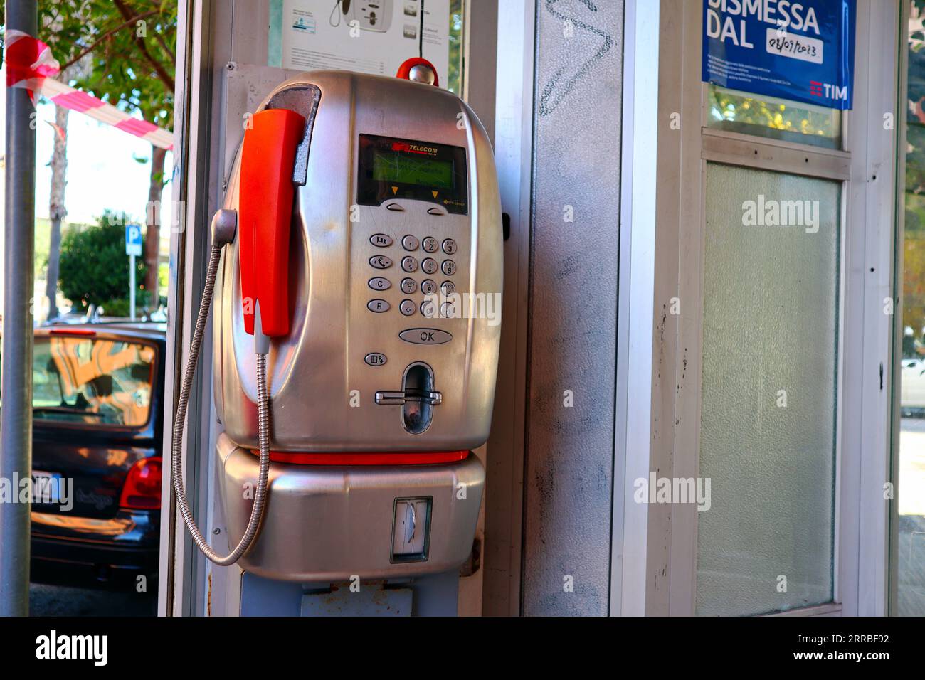 Italia – 7 settembre 2023: Cabina telefonica pubblica, gestita da TIM S.p.A. (ex Telecom Italia S.p.A.) Foto Stock