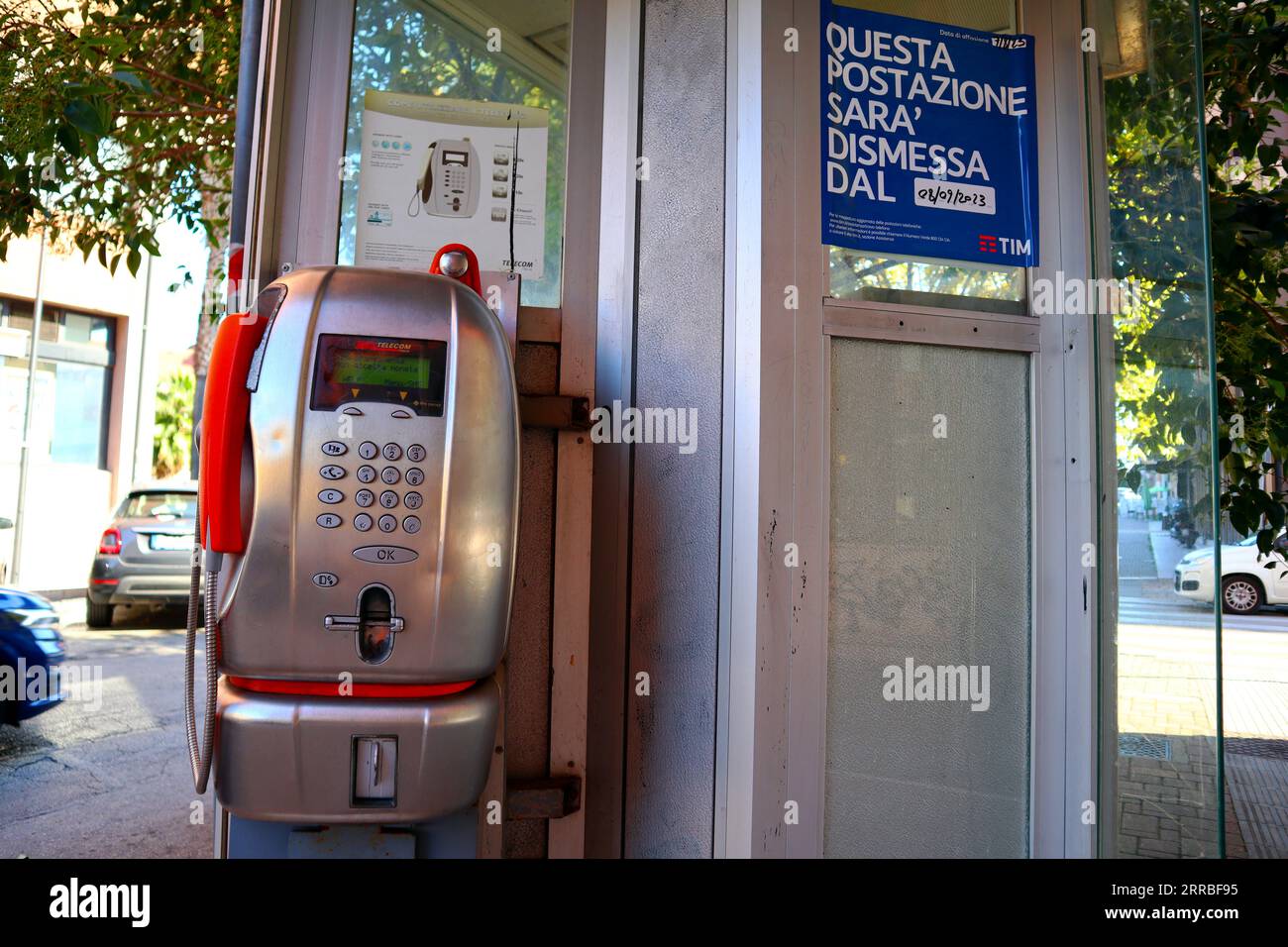 Italia – 7 settembre 2023: Cabina telefonica pubblica, gestita da TIM S.p.A. (ex Telecom Italia S.p.A.) Foto Stock