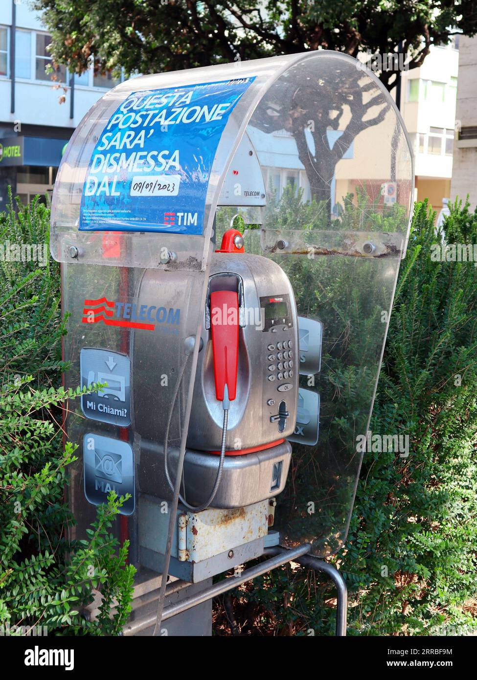 Italia – 7 settembre 2023: Cabina telefonica pubblica, gestita da TIM S.p.A. (ex Telecom Italia S.p.A.) Foto Stock