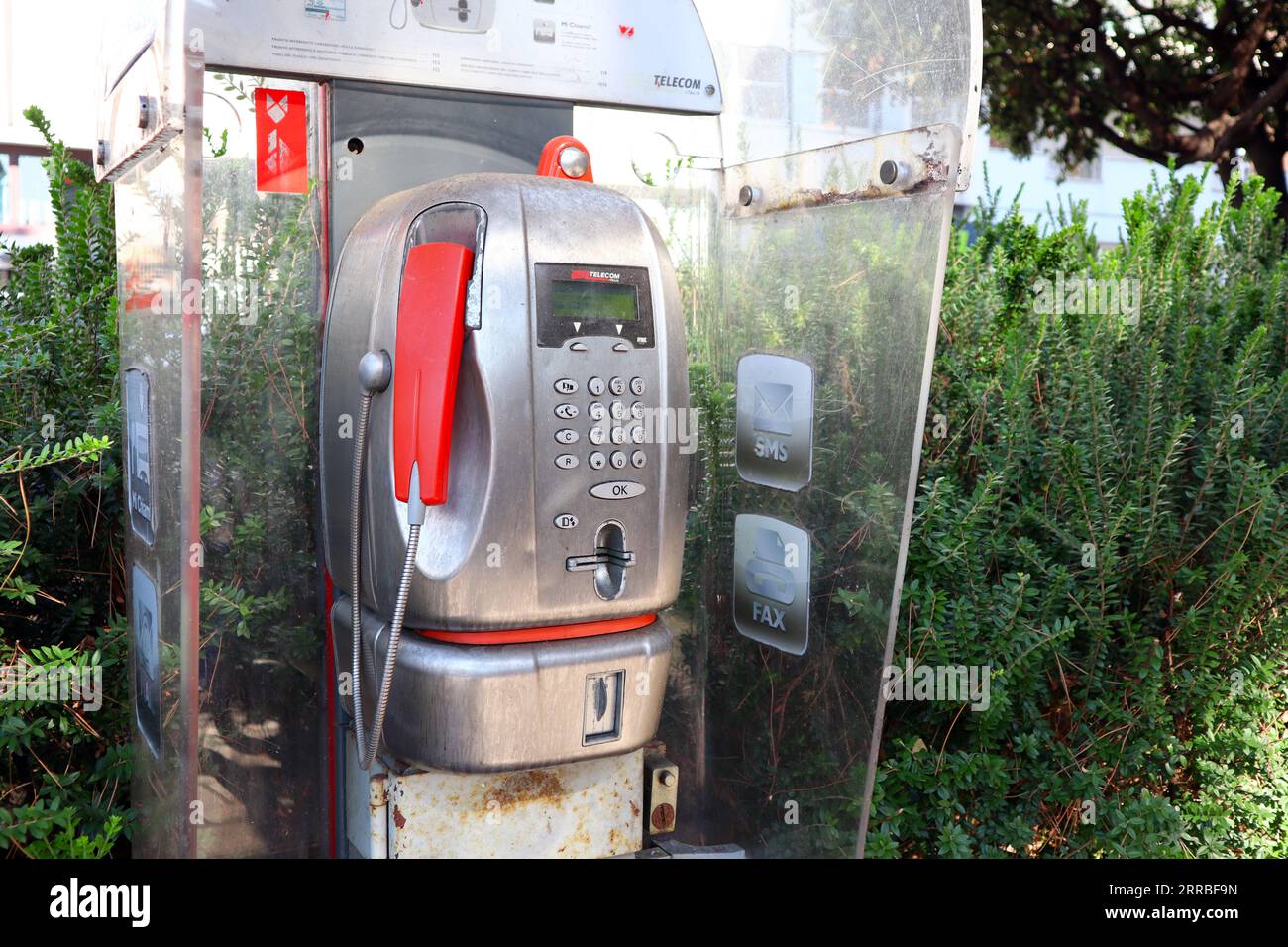 Italia – 7 settembre 2023: Cabina telefonica pubblica, gestita da TIM S.p.A. (ex Telecom Italia S.p.A.) Foto Stock