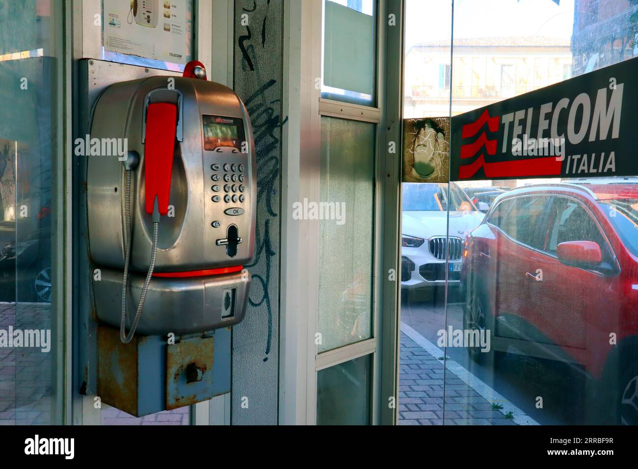 Italia – 7 settembre 2023: Cabina telefonica pubblica, gestita da TIM S.p.A. (ex Telecom Italia S.p.A.) Foto Stock