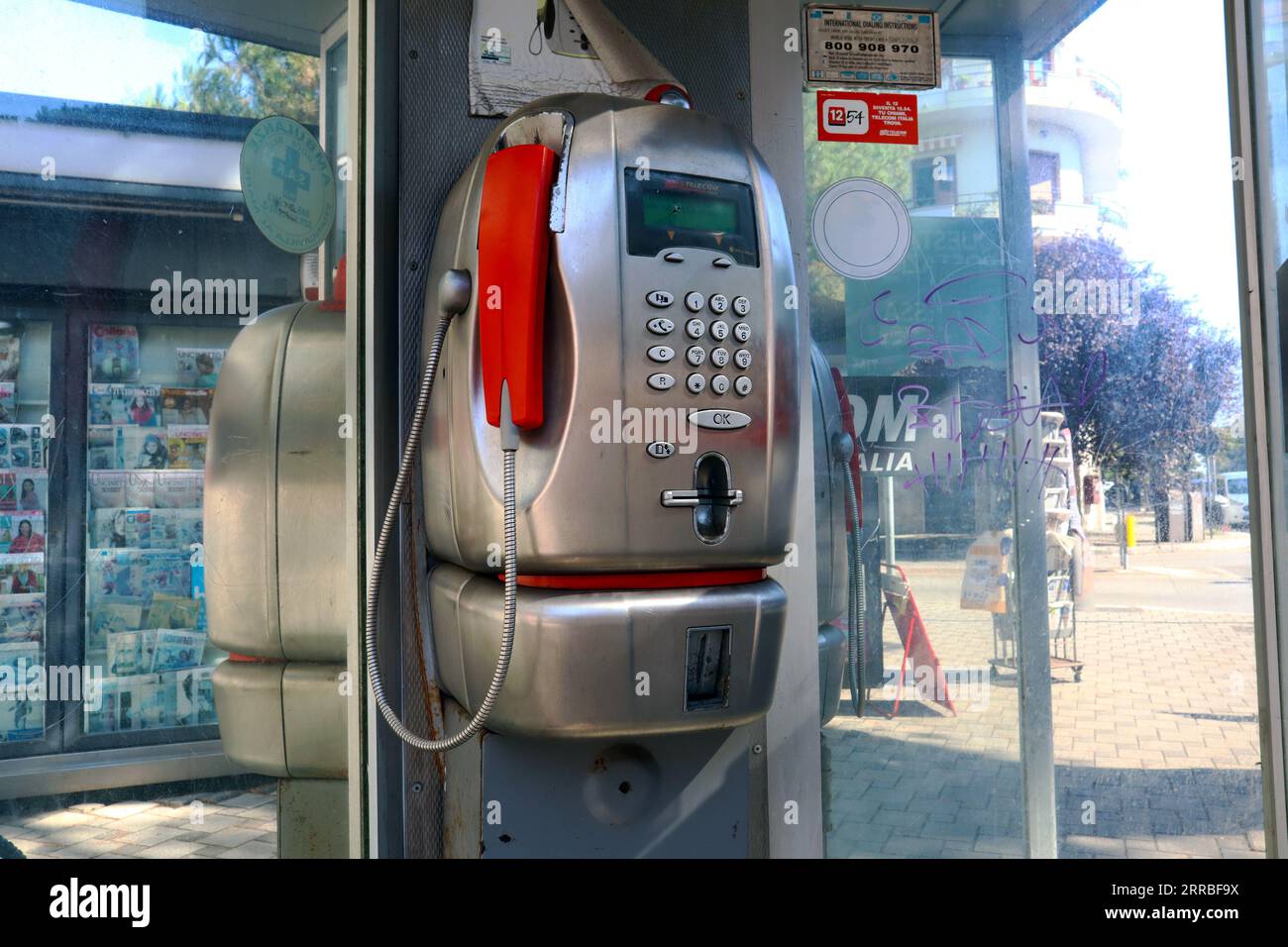 Italia – 7 settembre 2023: Cabina telefonica pubblica, gestita da TIM S.p.A. (ex Telecom Italia S.p.A.) Foto Stock
