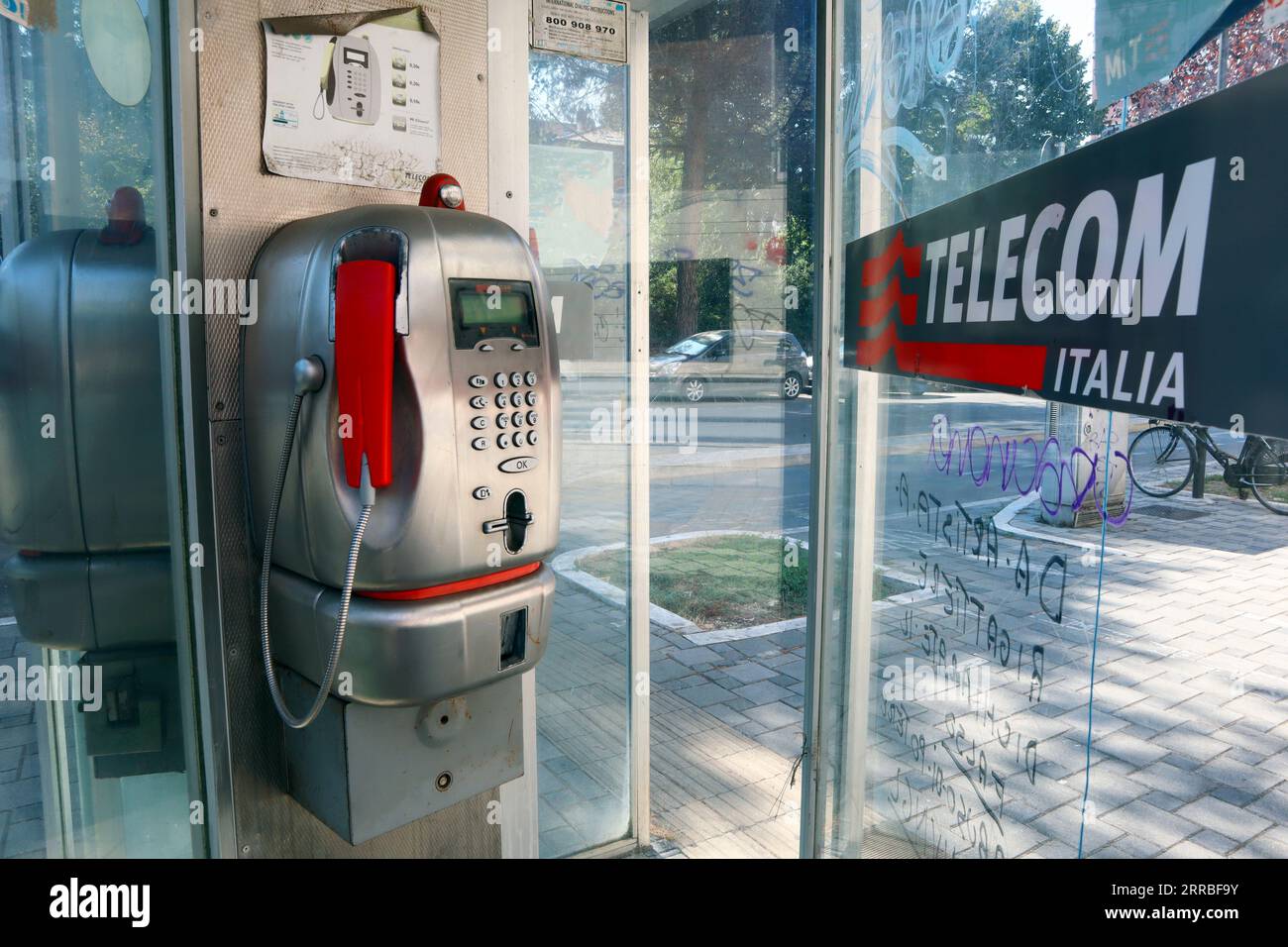 Italia – 7 settembre 2023: Cabina telefonica pubblica, gestita da TIM S.p.A. (ex Telecom Italia S.p.A.) Foto Stock