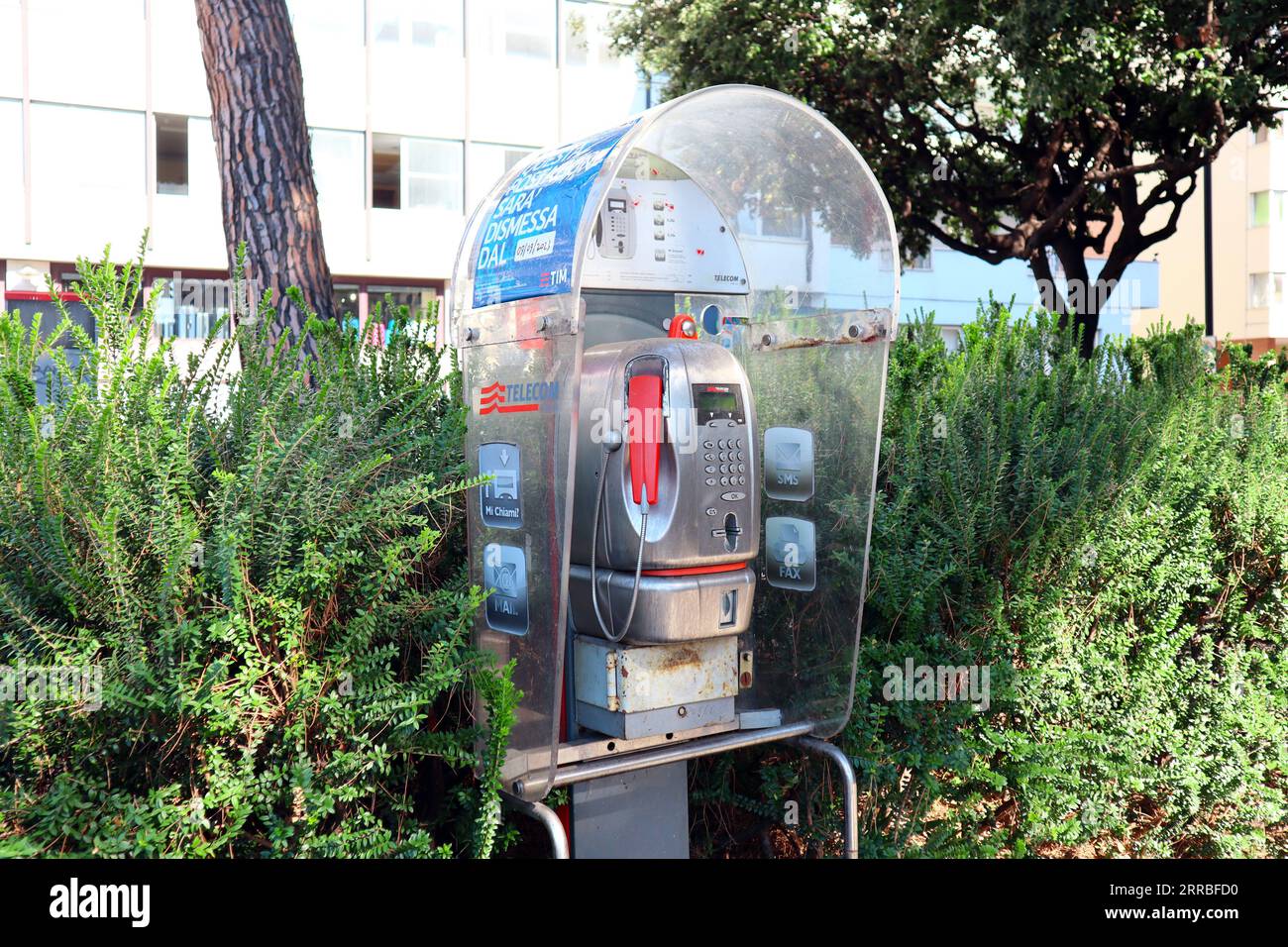 Italia – 7 settembre 2023: Cabina telefonica pubblica, gestita da TIM S.p.A. (ex Telecom Italia S.p.A.) Foto Stock
