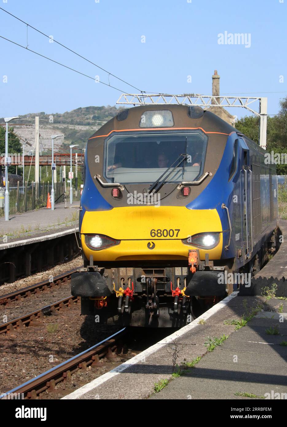 Stadler Rail UK Classe di traffico misto 68 diesel-elettrico loco, 68007 Valiant, DRS livery, motore leggero funzionante a Carnforth il 6 settembre 2023. Foto Stock
