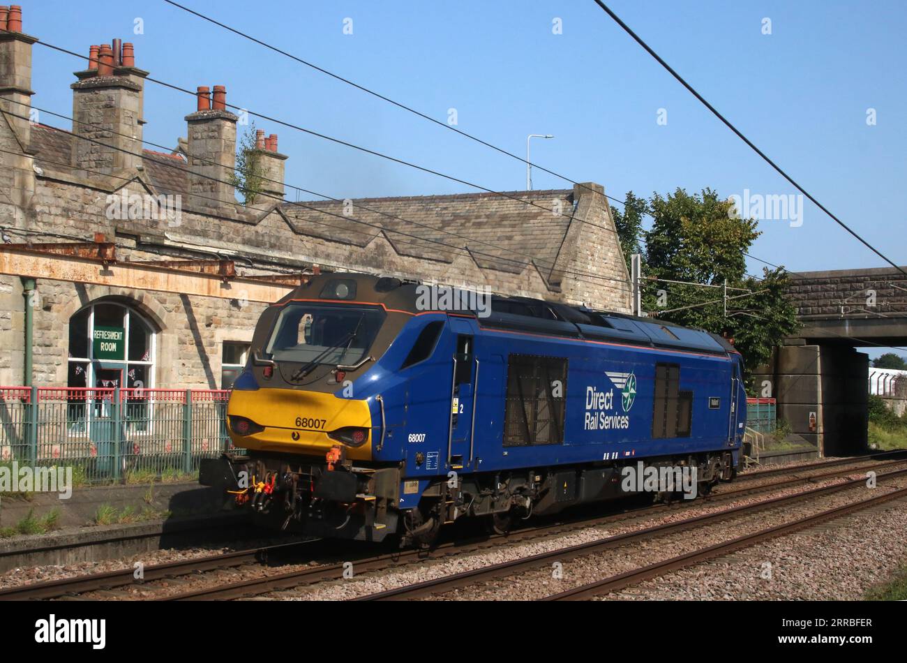 Stadler Rail UK Classe di traffico misto 68 diesel-elettrico loco, 68007 Valiant, DRS livery, motore leggero funzionante a Carnforth il 6 settembre 2023. Foto Stock