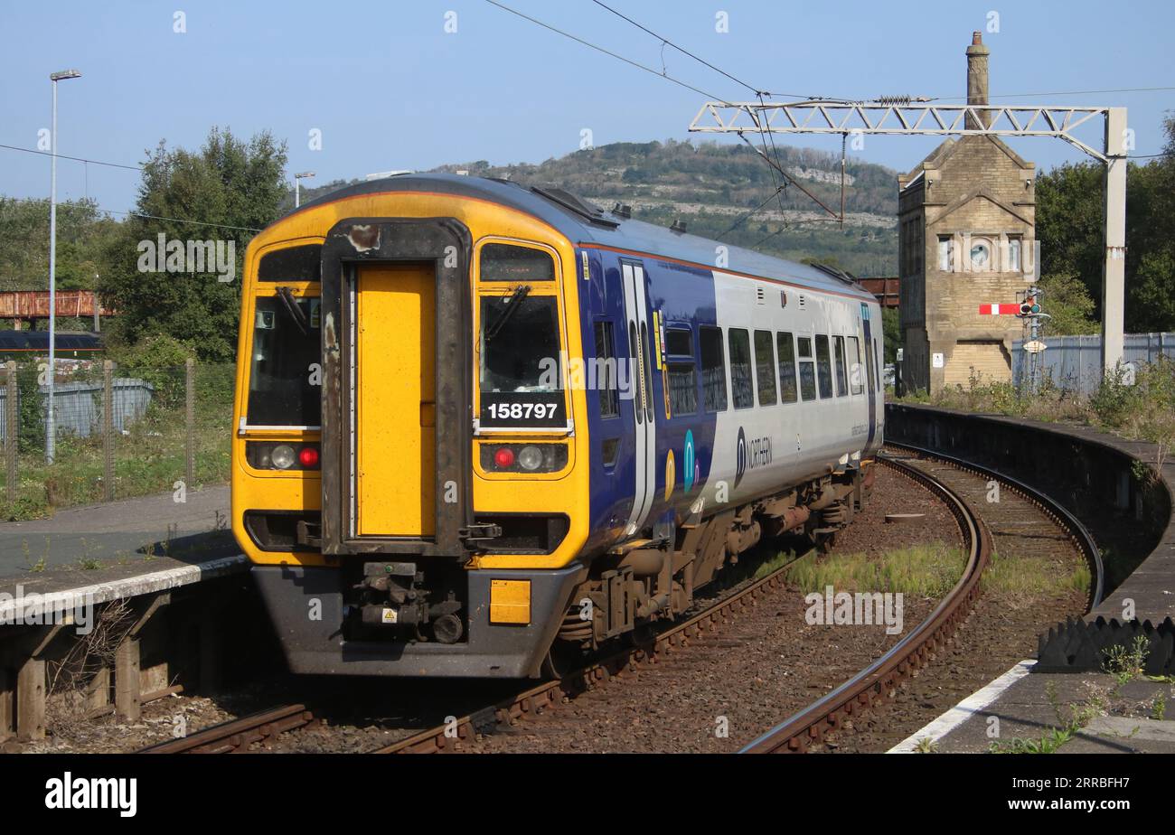 Treni nord classe 158 Express sprinter diesel a unità multiple in partenza dalla stazione ferroviaria di Carnforth il 6 settembre 2023. Foto Stock