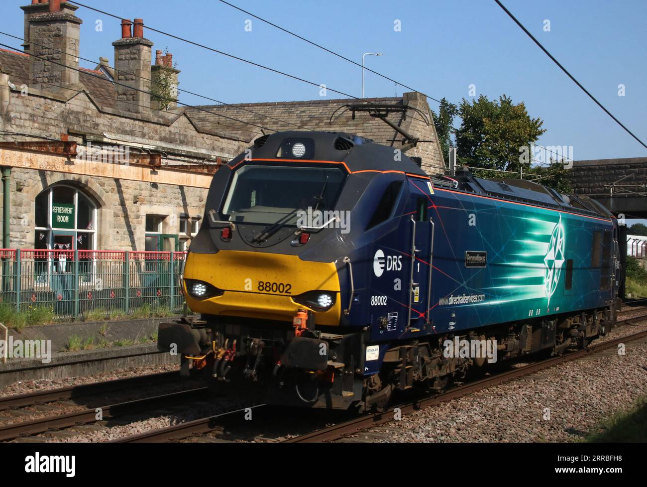 Stadler Rail UK Bi-Mode classe 88 elettro-diesel loco, 88002 Prometheus in Direct Rail Services livrea, motore leggero a Carnforth, 6 settembre 2023. Foto Stock