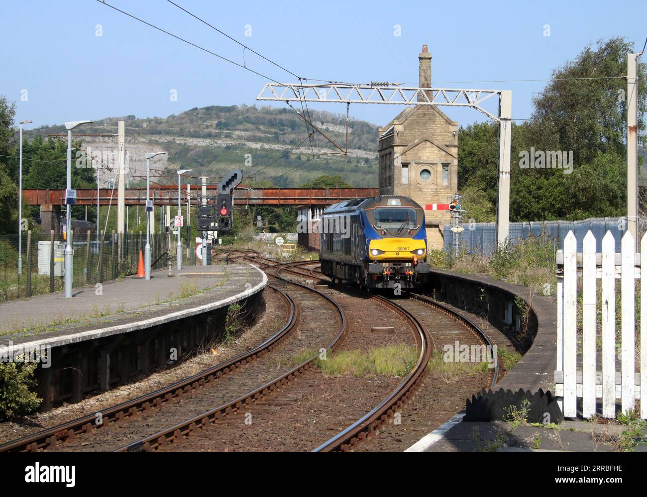 Stadler Rail UK Classe di traffico misto 68 diesel-elettrico loco, 68007 Valiant, DRS livery, motore leggero funzionante a Carnforth il 6 settembre 2023. Foto Stock