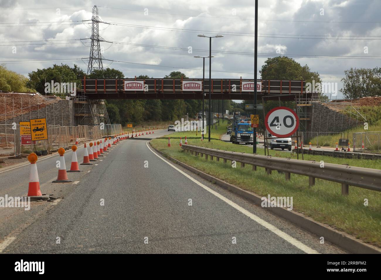 Un ponte in costruzione su una strada principale che porta a Coventry consente un traffico più veloce su questa strada. Foto Stock