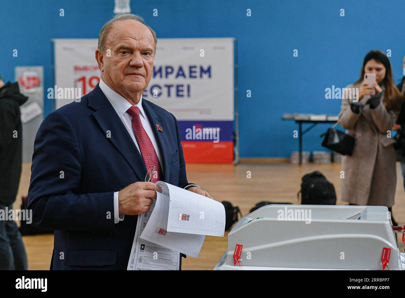 Bilder des Jahres 2021, News 09 settembre News Themen der Woche KW37 News Bilder des Tages 210919 -- MOSCA, 19 settembre 2021 -- Gennady Zyuganov, presidente del Comitato centrale del Partito Comunista della Federazione Russa, vota durante le elezioni della Duma di Stato a Mosca, in Russia, 19 settembre 2021. La Russia tiene le elezioni per i deputati della Duma di Stato, o camera bassa del parlamento, dal 17 al 19 settembre. RUSSIA-MOSCA-DUMA-ELEZIONI EvgenyxSinitsyn PUBLICATIONxNOTxINxCHN Foto Stock