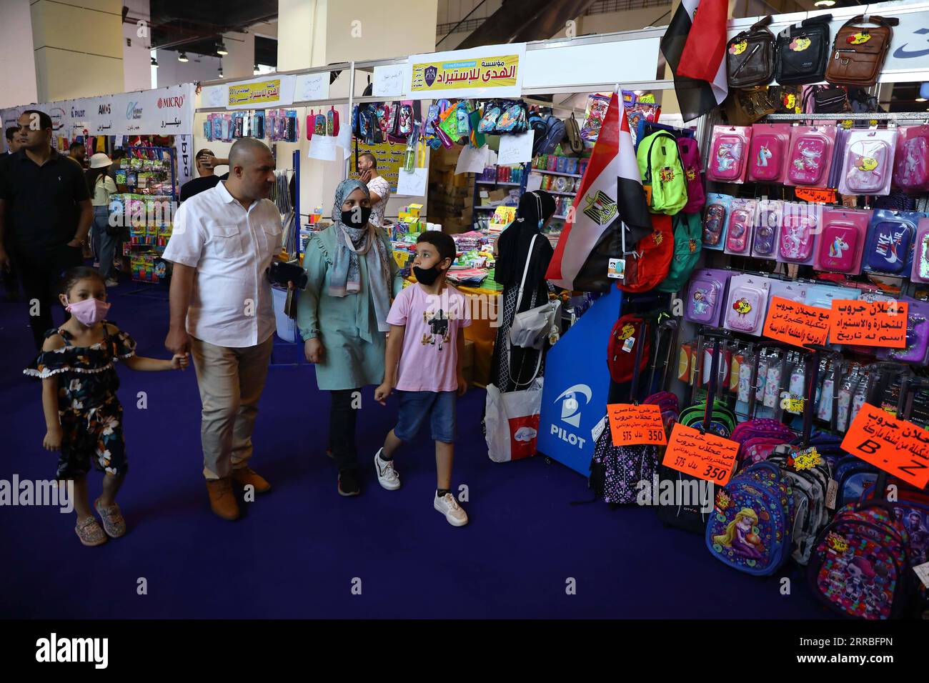 210919 -- CAIRO, 19 settembre 2021 -- la gente acquista materiale scolastico in una fiera al Cairo, Egitto, il 18 settembre 2021. Poche settimane prima del prossimo anno scolastico, il governo egiziano ha lanciato la fiera annuale per vendere forniture scolastiche a prezzi bassi nel tentativo di alleviare il peso dei genitori. EGITTO-CAIRO-FAIR-SCHOOL SUPPLIES AhmedxGomaa PUBLICATIONxNOTxINxCHN Foto Stock