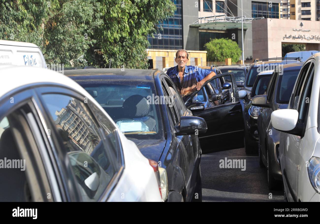 210922 -- BEIRUT, 22 settembre 2021 -- Un autista di auto aspetta il carburante su una strada principale vicino a un distributore di benzina a Beirut, Libano, il 21 settembre 2021. Il Ministero dell'energia libanese ha aumentato i prezzi della benzina per la seconda volta in meno di una settimana, ponendo fine alle sovvenzioni per il carburante. LIBANO-BEIRUT-ENERGIA-CARBURANTE AUMENTI DEI PREZZI LIUXZONGYA PUBLICATIONXNOTXINXCHN Foto Stock