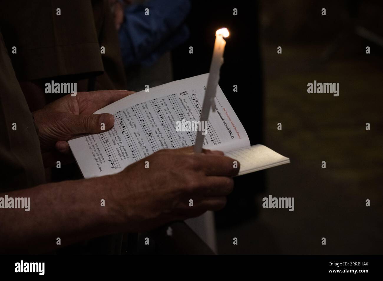 Leggere versi biblici nel Santo Sepolcro, Gerusalemme Foto Stock