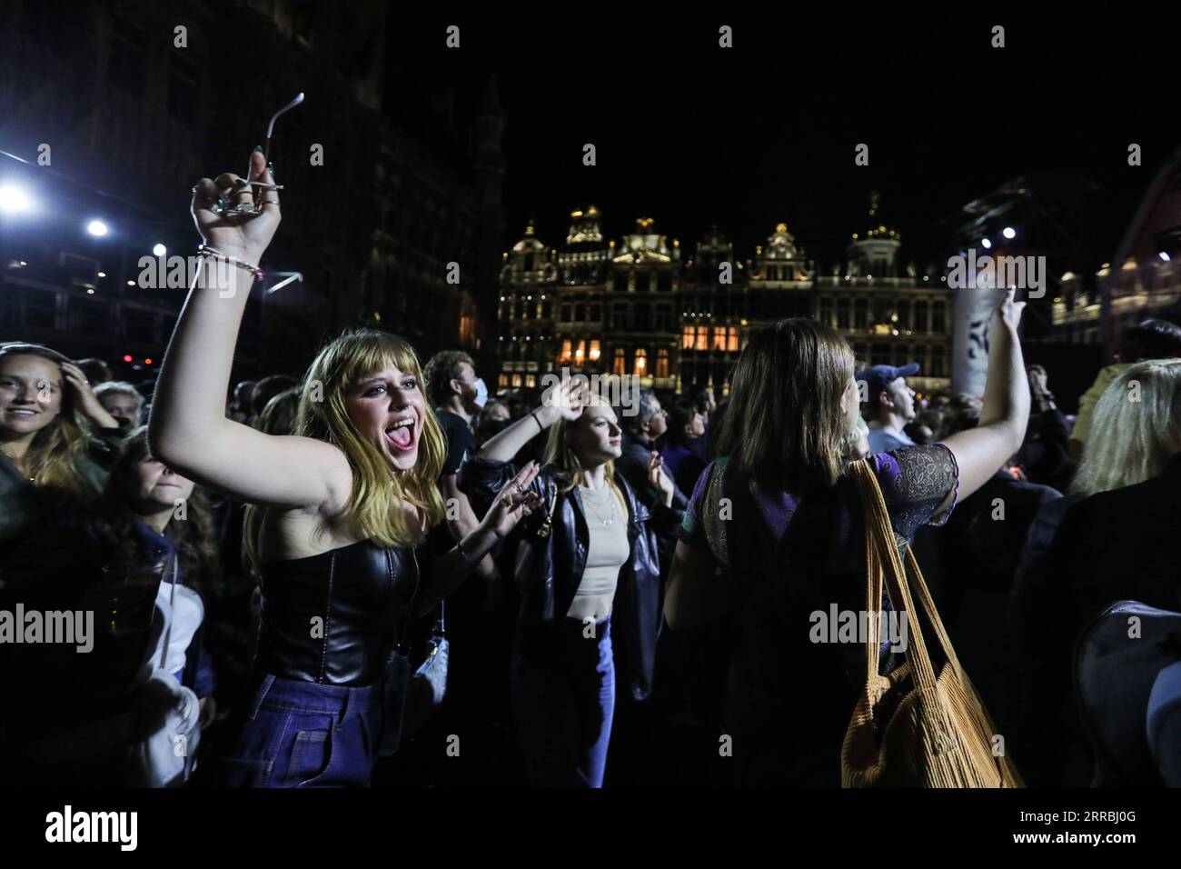 210924 -- BRUXELLES, 24 settembre 2021 -- gli spettatori assistono ad un concerto al Grand-Place di Bruxelles, Belgio, il 24 settembre 2021. Il concerto si è tenuto come uno dei principali eventi della Festa della Federazione Vallonia-Bruxelles 2021. Ogni spettatore di età superiore ai 12 anni deve mostrare un biglietto valido per la sicurezza contro la Covid Safe e un documento di identità. BELGIO-BRUXELLES-FESTA DELLA VALLONIA-FEDERAZIONE DI BRUXELLES-CONCERTO ZHENGXHUANSONG PUBLICATIONXNOTXINXCHN Foto Stock