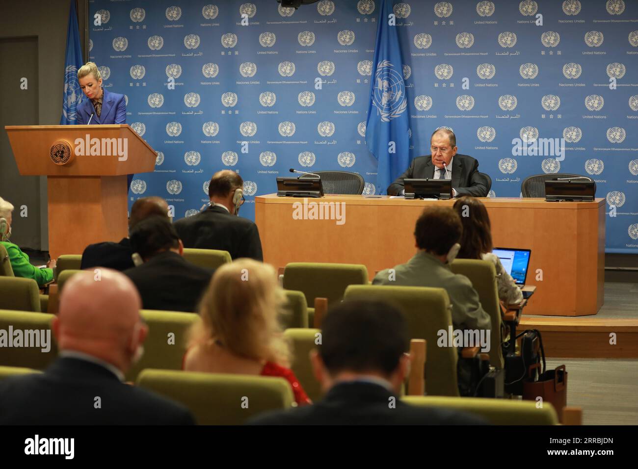 210925 -- NAZIONI UNITE, 25 settembre 2021 -- il ministro degli Esteri russo Sergei Lavrov R, Rear partecipa a una conferenza stampa presso la sede delle Nazioni Unite a New York, il 25 settembre 2021. E' impossibile realizzare il processo politico in Afghanistan senza la cooperazione dei talebani, sabato il ministro degli Esteri russo Sergei Lavrov ha tenuto una conferenza stampa presso la sede delle Nazioni Unite a New York. Un-RUSSIA-FM-CONFERENZA STAMPA XiexE PUBLICATIONxNOTxINxCHN Foto Stock