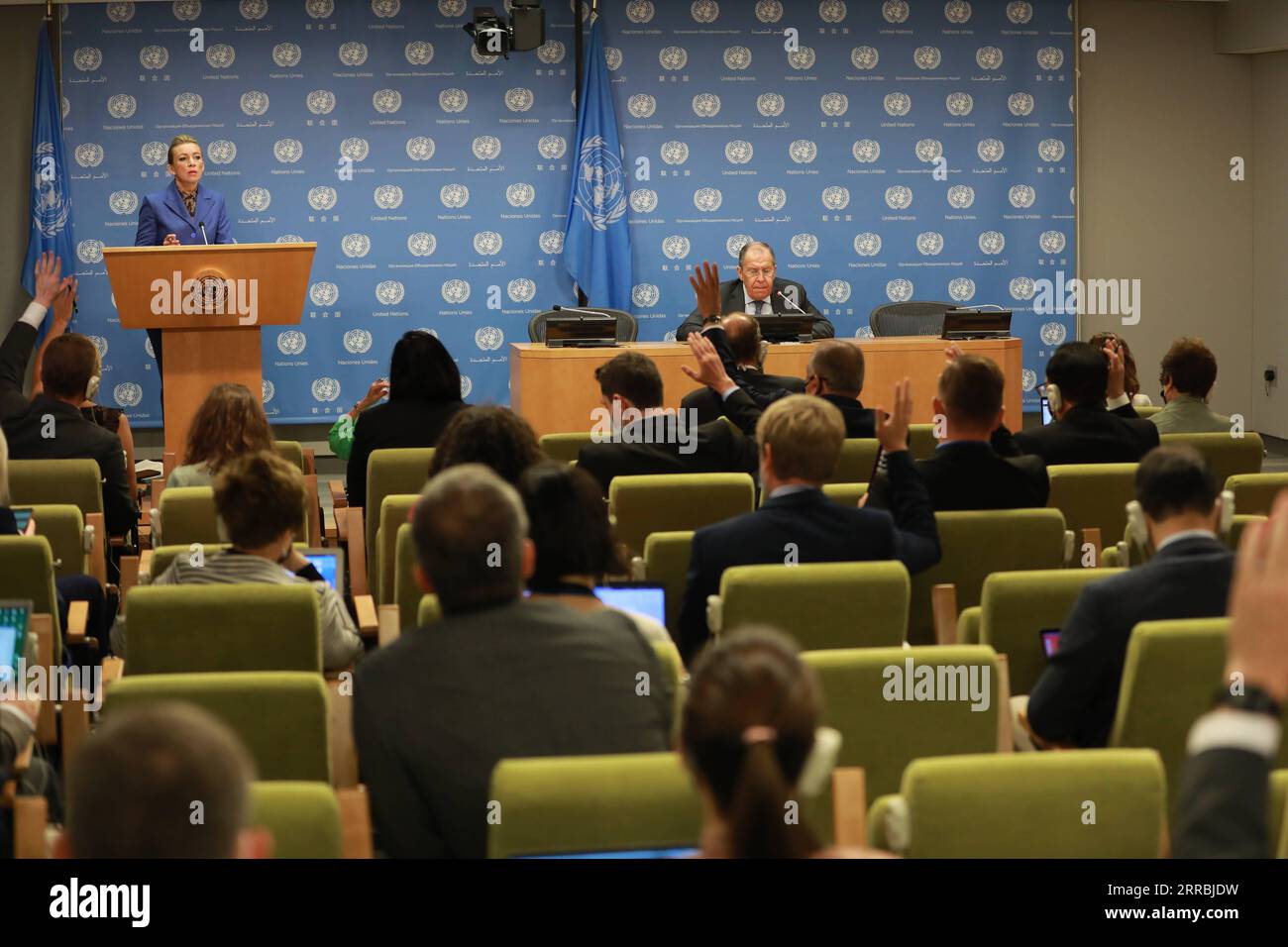 210925 -- NAZIONI UNITE, 25 settembre 2021 -- il ministro degli Esteri russo Sergei Lavrov R, Rear partecipa a una conferenza stampa presso la sede delle Nazioni Unite a New York, il 25 settembre 2021. E' impossibile realizzare il processo politico in Afghanistan senza la cooperazione dei talebani, sabato il ministro degli Esteri russo Sergei Lavrov ha tenuto una conferenza stampa presso la sede delle Nazioni Unite a New York. Un-RUSSIA-FM-CONFERENZA STAMPA XiexE PUBLICATIONxNOTxINxCHN Foto Stock