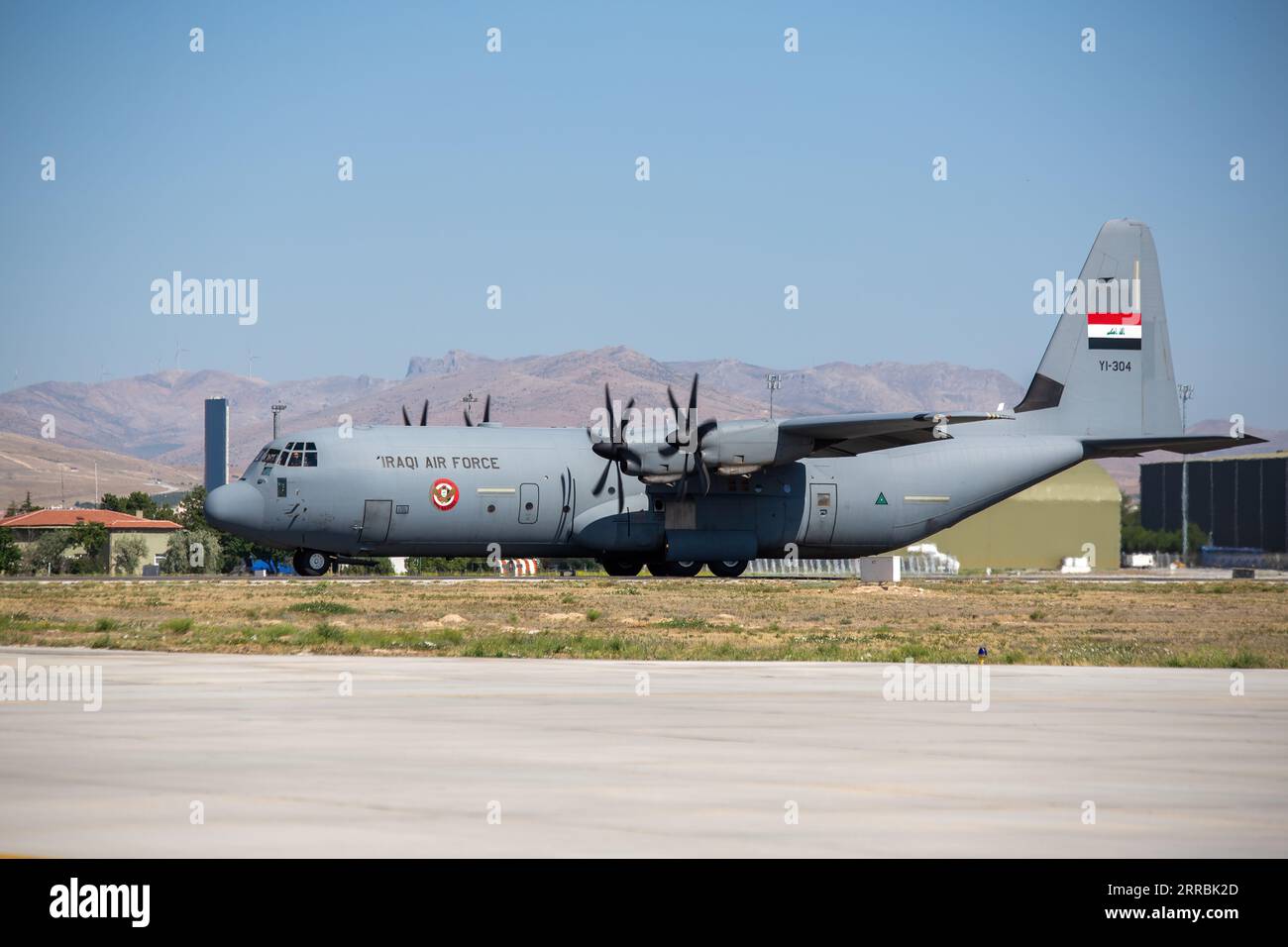 Konya, Turchia - 07 01 2021: I membri dello Squadrone dell'Aeronautica militare irachena 24 si preparano per l'esercitazione Anatolian Eagle 2021 volo di addestramento con un C-130J H iracheno Foto Stock
