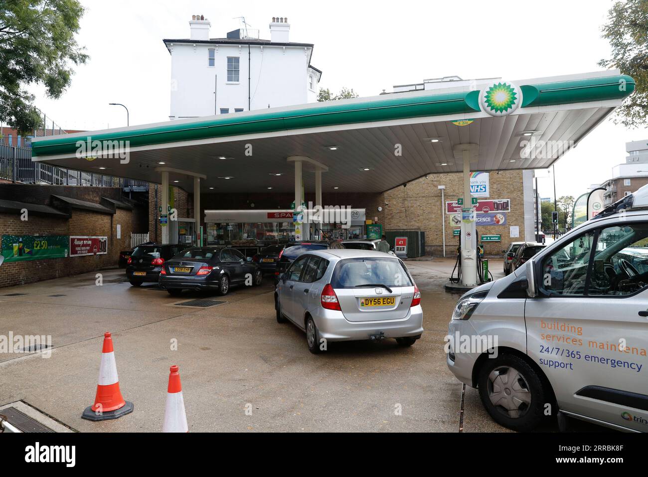 210927 -- LONDRA, 27 settembre 2021 -- i veicoli sono visti in una stazione di servizio a Londra, in Gran Bretagna, il 27 settembre 2021. Secondo la BBC, la Petrol Retailer Association nel Regno Unito ha avvertito che fino a due terzi dei suoi membri, che erano quasi 5.500 punti vendita indipendenti, sono senza carburante, mentre il resto è parzialmente asciutto e si sta esaurendo a breve. BRITAIN-LONDON-BENZINAIO-FUEL-SHORTAGE HANXYAN PUBLICATIONXNOTXINXCHN Foto Stock