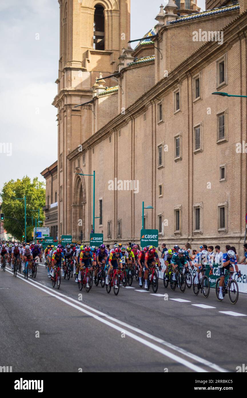 La dodicesima tappa della Vuelta a España, una delle principali gare ciclistiche del calendario internazionale, raggiunge Saragozza, Aragona, Spagna, il 7 settembre Foto Stock