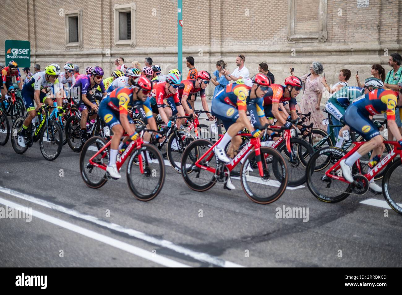 La dodicesima tappa della Vuelta a España, una delle principali gare ciclistiche del calendario internazionale, raggiunge Saragozza, Aragona, Spagna, il 7 settembre Foto Stock
