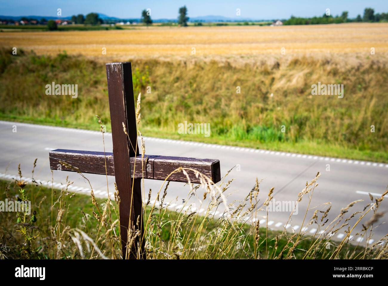 croce a lato della strada che commemora il luogo dell'incidente vicino al punto nero dell'autostrada sulla mappa pericolo sulla strada guida sicura Foto Stock