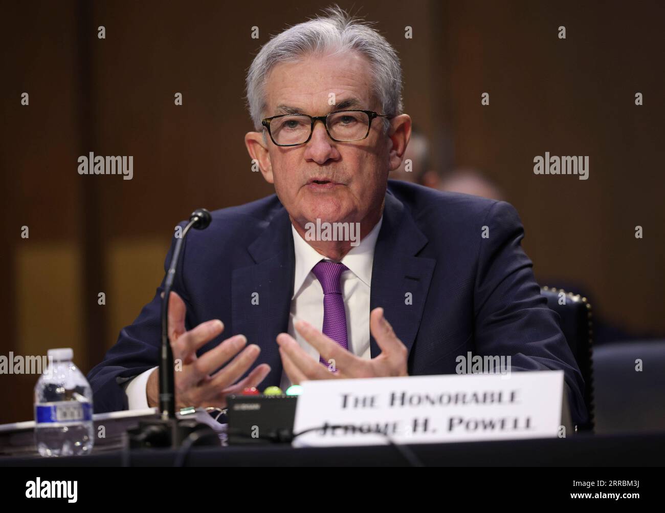 210929 -- WASHINGTON, 29 settembre 2021 -- il presidente della Federal Reserve statunitense Jerome Powell testimonia in un'udienza davanti al Comitato bancario del Senato a Washington, D.C., negli Stati Uniti, 28 settembre 2021. Powell ha detto martedì che le pressioni di inflazione potrebbero durare più a lungo del previsto tra i colli di bottiglia dell'offerta. U.S.-WASHINGTON, D.C.-FEDERAL RESERVE CHAIRMAN-HEARING KevinxDietsch/PoolxviaxXinhua PUBLICATIONxNOTxINxCHN Foto Stock