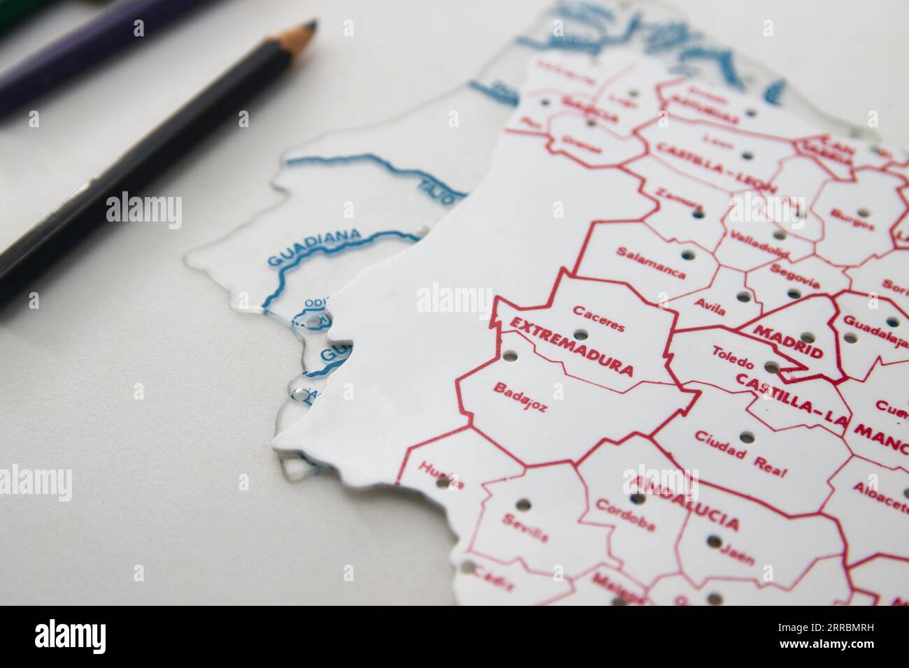 Primo piano di un modello Map Spain con i nomi delle comunità e delle province che compongono il regno di Spagna su un altro modello che mostra il Foto Stock